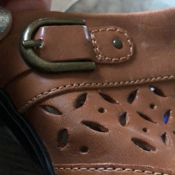 Clarks Bendables Laser-Cut Leather Clog Sz. 10M Leather Classic 2.75” Heel - Picture 6 of 6